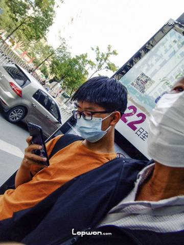 2021年08月12日，云南省昆明市，公交站台上的人们。by Lopwon