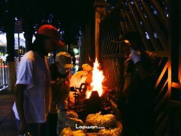 2021年08月24日，云南省昆明市，蹦爆米花的人。by Lopwon