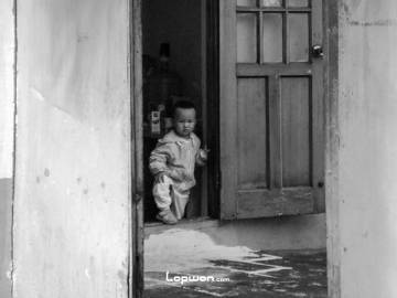 2021年08月20日,云南省昆明市,院子里的小孩。by Lopwon