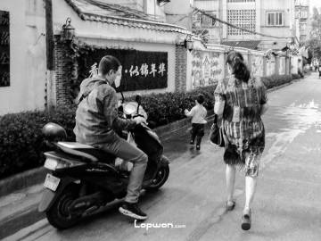 2021年08月20日，云南省昆明市，巷子里的人们。by Lopwon