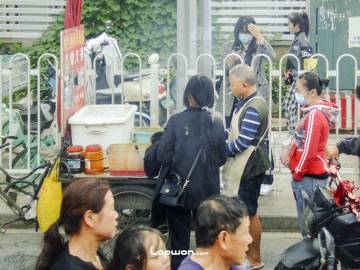 2021年08月16日，云南省昆明市，烧烤摊旁的人们。by Lopwon