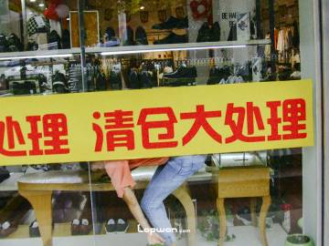 2021年08月13日，云南省昆明市，橱窗里的人。by Lopwon