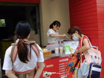 2021年08月13日，云南省昆明市，买卖早餐的人。by Lopwon