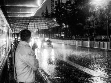 2021年08月13日，云南省昆明市，雨夜里等公交车的人。by Lopwon