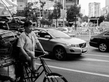 2021年08月12日，云南省昆明市，收旧货的人。by Lopwon