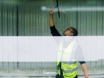 2021年08月25日，云南省昆明市，清洁公交站台广告牌的人。by Lopwon