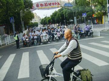 2021年，08月03日，云南省昆明市，十字路口的人们。by Lopwon