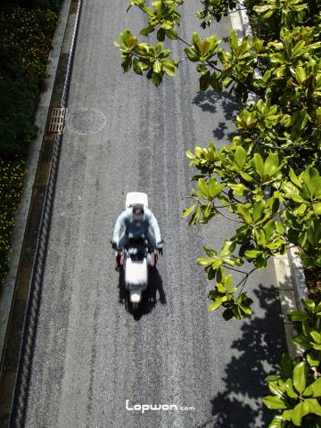 2021年08月11日，云南省昆明市，路上骑行的人。by Lopwon