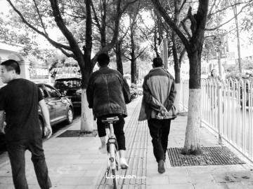 2021年08月12日，云南省昆明市，路上的人们。by Lopwon