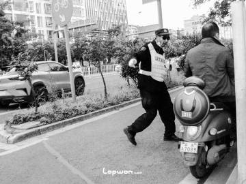 2021年08月12日，云南省昆明市，劝导行人的交通协管员。by Lopwon