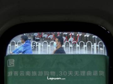 2021年08月27日，云南省昆明市，正在等绿灯的人们。by Lopwon