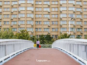 2021年08月15日，云南省昆明市，天桥上的人们。by Lopwon