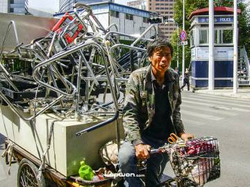 2021年09月30日，云南省昆明市，蹬车拉货的人。by Lopwon