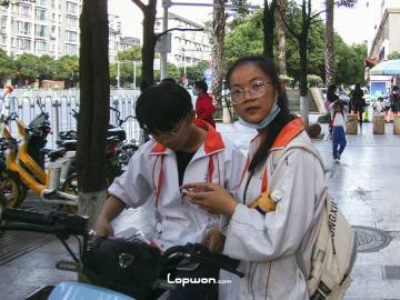 2021年09月30日，云南省昆明市，学生们。by Lopwon