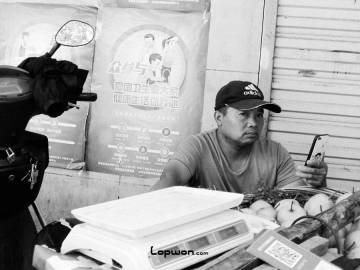 2021年09月01日，云南省昆明市，卖水果的人。by Lopwon