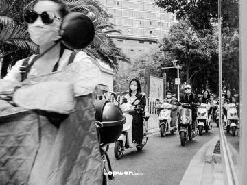 2021年09月14日，云南省昆明市，早上的人们。by Lopwon