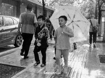 2021年09月17日,云南省昆明市,雨后的人们。by Lopwon