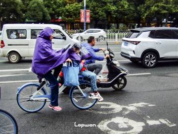 2021年10月24日，云南省昆明市，路上的人们。by Lopwon