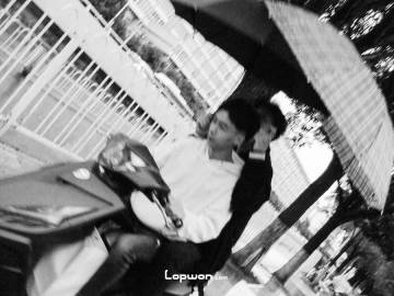 2021年10月22日，云南省昆明市，雨中的人们。by Lopwon