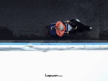 2021年10月25日，云南省昆明市，天桥下的人们。by Lopwon