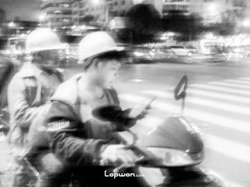 2021年10月28日，云南省昆明市，等绿灯的人们。by Lopwon