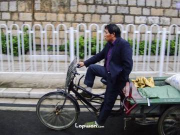 2021年10月15日，云南省昆明市，收旧货的人。by Lopwon