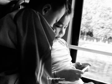 2021年10月20日，云南省昆明市，公交车上的人们。by Lopwon