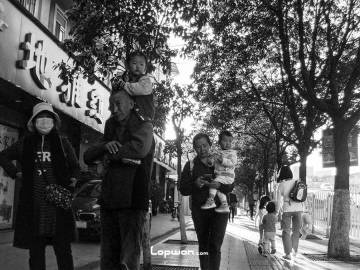 2021年10月27日,云南省昆明市,街道上的人们。by Lopwon