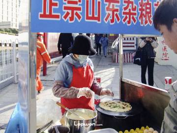 2021年10月18日,云南省昆明市,早上的人们。by Lopwon