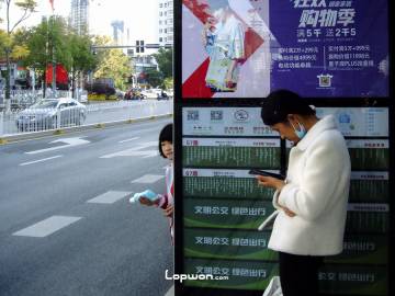 2021年10月25日，云南省昆明市，等公交车的人们。by Lopwon