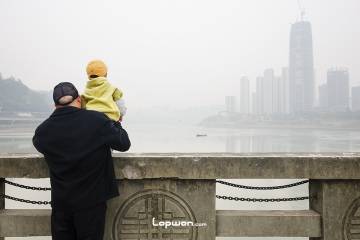 2021年11月15日，四川省宜宾市，长江边的人们。by Lopwon