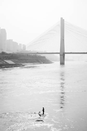 2021年11月17日，四川省宜宾市，长江里的人。by Lopwon