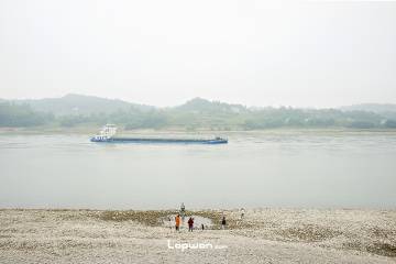 2021年11月20日，四川省江安县，长江边的人们。by Lopwon