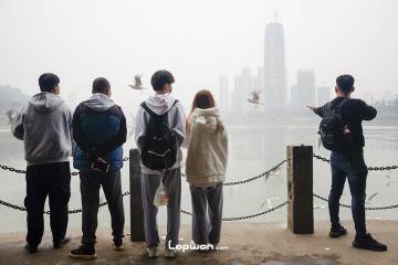 2021年11月15日，四川省宜宾市，长江边的人们。by Lopwon