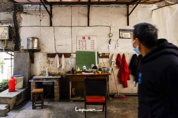 2021年11月26日，重庆市渝中区，街道上的人们。by Lopwon