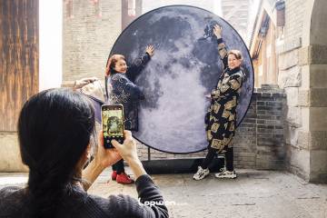 2021年11月26日，重庆市渝中区，街道上的人们。by Lopwon