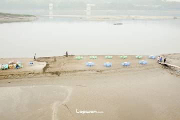 2021年11月20日，四川省江安县，长江边的人们。by Lopwon