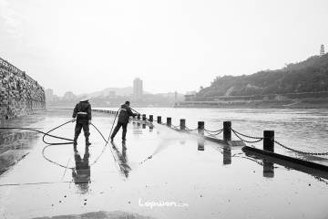 2021年11月16日，四川省宜宾市，长江边的人们。by Lopwon