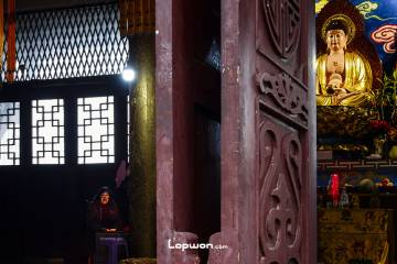 2021年11月20日，四川省江安县，睡佛寺里的人。by Lopwon