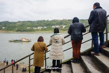 2021年11月23日，四川省合江县，长江边的人们。by Lopwon