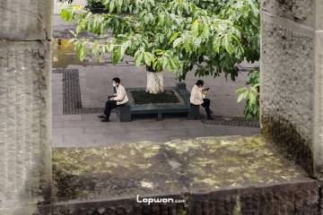 2021年11月22日，四川省泸州市，东门下的人们。by Lopwon