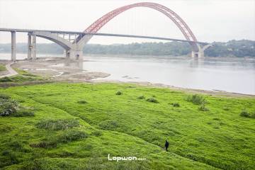 2021年11月23日，四川省合江县，长江边的人们。by Lopwon