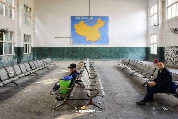 2021年11月24日，重庆市朱杨溪镇，火车站里的人们。by Lopwon