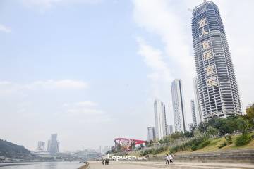 2021年11月16日，四川省宜宾市，长江边的人们。by Lopwon