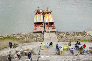 2021年11月23日，四川省合江县，长江边的人们。by Lopwon