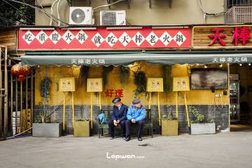 2021年11月26日，重庆市渝中区，街道上的人们。by Lopwon