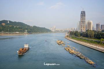 2021年11月17日，四川省宜宾市，长江与岷江交汇处。by Lopwon