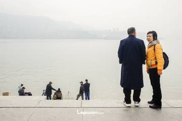 2021年12月03日，重庆市万州区，长江边的人们。by Lopwon