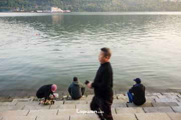 2021年11月30日，重庆市忠县，长江边的人们。by Lopwon