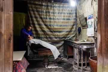 2022年01月04日，湖南省边城镇，小镇上的人们。by Lopwon